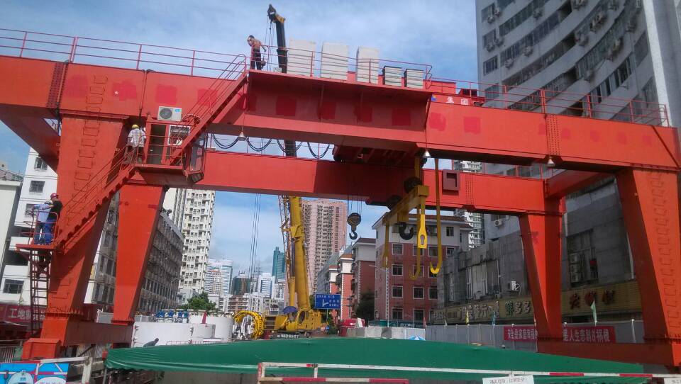 地鐵門式起重機